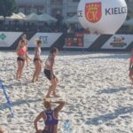 Na kieleckim Rynku w ramach Festiwalu Sportów Plażowych rozegrany został turniej piłki ręcznej, który był jednocześnie eliminacją do mistrzostw Polski w beach handballu / Maciej Makuła / Radio Kielce