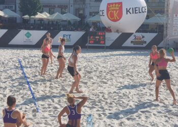 Na kieleckim Rynku w ramach Festiwalu Sportów Plażowych rozegrany został turniej piłki ręcznej, który był jednocześnie eliminacją do mistrzostw Polski w beach handballu / Maciej Makuła / Radio Kielce