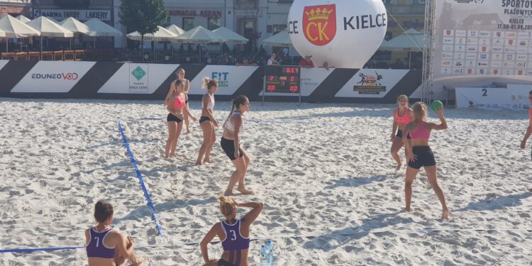 Na kieleckim Rynku w ramach Festiwalu Sportów Plażowych rozegrany został turniej piłki ręcznej, który był jednocześnie eliminacją do mistrzostw Polski w beach handballu / Maciej Makuła / Radio Kielce