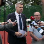 Kielce. Boiska przy Zespole Szkół Elektrycznych. Na zdjęciu Bogdan Wenta, prezydent Kielc  / Wiktor Taszłow / Radio Kielce