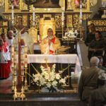 „Kadrówka” wkroczyła do Chęcin. Msza święta w kościele Św. Bartłomieja w Chęcinach  / Michał Wójtowicz