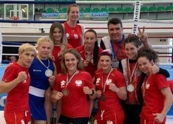 Na zdjęciu pięściarka Kickboxingu Kielce Sandra Drabik - w środku, obok trenera / Sandra Drabik/Facebook