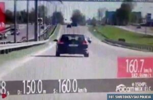 Funkcjonariusze kieleckiej drogówki zatrzymali kobietę, która na jednej z kieleckich ulic, prowadziła samochód z prędkością 160 km/h / świętokrzyska policja
