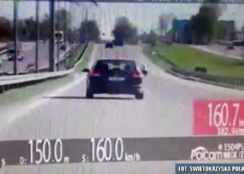 Funkcjonariusze kieleckiej drogówki zatrzymali kobietę, która na jednej z kieleckich ulic, prowadziła samochód z prędkością 160 km/h / świętokrzyska policja