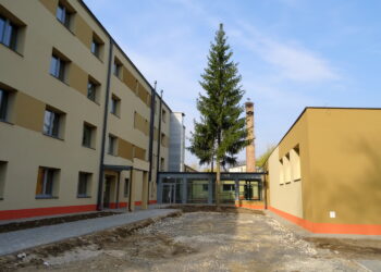 Wyremontowany budynek po byłej szkole rolniczej / Emilia Sitarska / Radio Kielce