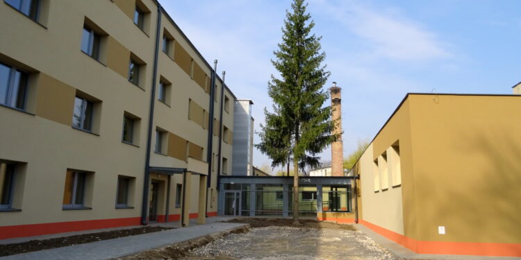 Wyremontowany budynek po byłej szkole rolniczej / Emilia Sitarska / Radio Kielce