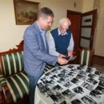 Od lewej: Jarosław Karyś – zastępca dyrektora Muzeum Wsi Kieleckiej i fotografik Janusz Buczkowski / Muzeum Wsi Kieleckiej