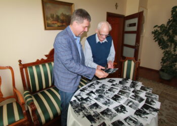 Od lewej: Jarosław Karyś – zastępca dyrektora Muzeum Wsi Kieleckiej i fotografik Janusz Buczkowski / Muzeum Wsi Kieleckiej