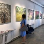 Obrazy Aleksandry Rey na nowej wystawie w galerii Biura Wystaw Artystycznych w Sandomierzu / Grażyna-Szlęzak-Wójcik / Radio Kielce