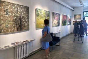 Obrazy Aleksandry Rey na nowej wystawie w galerii Biura Wystaw Artystycznych w Sandomierzu / Grażyna-Szlęzak-Wójcik / Radio Kielce