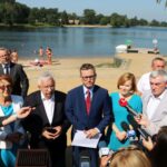 27.08.2019. Skarżysko. Konferencja na temat budowy zbiornika retencyjnego w Bzinie. Na zdjęciu (od lewej): Maria Zuba - poseł PiS, Krzysztof Lipiec - poseł PiS, Grzegorz Witkowski - wiceminister gospodarki morskiej i żeglugi śródlądowej, Anna Krupka - wiceminister sportu i turystyki i Andrzej Bętkowski - wojewoda świętokrzyski / Anna Głąb / Radio Kielce