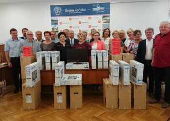 Przekazanie komputerów koneckim szkołom / Magdalena Galas-Klusek / Radio Kielce