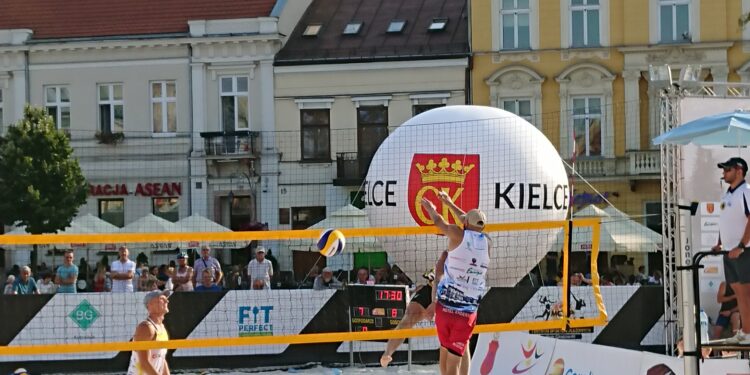 Finał Turnieju Siatkówki Plażowej o Puchar Prezydenta Kielc w ramach Festiwalu Sportów Plażowych. Michał Kądzioła, Marcin Ociepski vs. Jędrzej Brożyniak, Michał Korycki. / Jakub Rożek / Radio Kielce