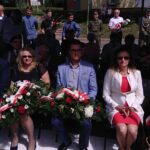 Starachowice. Obchody 76. rocznicy rozbicia niemieckiego więzienia przez Oddział Partyzancki Antoniego Hedy „Szarego”. Na zdjęciu: poseł Adam Cyrański (pierwszy od lewej) i wojewoda Agata Wojtyszek (druga od prawej) / Iwona Murawska / Radio Kielce