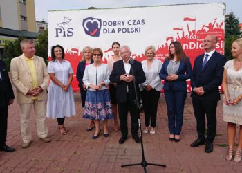 Skarżysko, Inauguracja kampanii w powiecie skarżyskim. Na zdjęciu: marszałek województwa świętokrzyskiego Andrzej Bętkowski, senator Jarosław Rusiecki, Monika Słoniewska, Dorota Stępień-Zając, poseł Maria Zuba, Patrycja Iwańska-Bęben, poseł Krzysztof Lipiec, radna powiatu starachowickiego Danuta Krępa, radna sejmiku województwa świętokrzyskiego Agnieszka Buras, wiceminister spraw zagranicznych Piotr Wawrzyk, radna powiatu starachowickiego Agnieszka Kuś / Anna Głąb / Radio Kielce