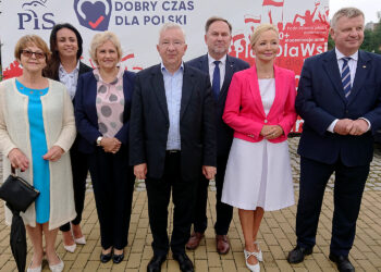 Starachowice. Inauguracja kampanii wyborczej PiS. Na zdjęciu (od lewej): Maria Zuba - poseł, Monika Słoniewska - radna Rady Miasta Kielce, Danuta Krępa - radna powiatu starachowickiego, Krzysztof Lipiec - poseł, Marek Kwitek - poseł, Agnieszka Kuś - radna powiatu starachowickiego, Jarosław Rusiecki - senator / Anna Głąb / Radio Kielce