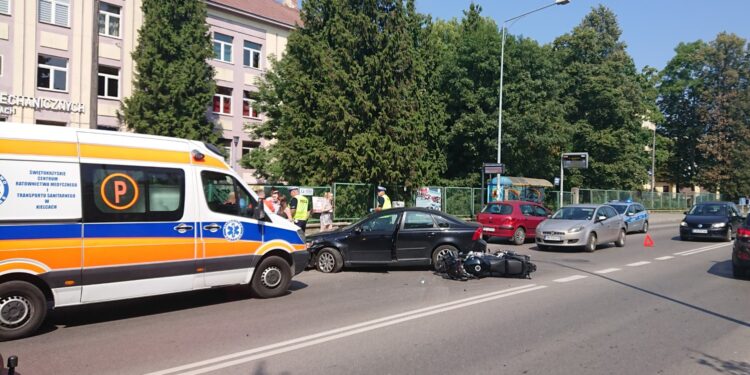 Zderzenie motocykla z samochodem osobowym na ulicy Jagiellońskiej w Kielcach / Wiktor Dziarmaga / Radio Kielce