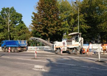 Prace przy remoncie nawierzchni skrzyżowania ulic Jagiellońskiej i 1 Maja w Kielcach / Wiktor Dziarmaga / Radio Kielce