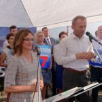 2019. Starachowice. Inauguracja kampanii wyborczej przez Agatę Wojtyszek. Na zdjęciu (od lewej): Agata Wojtyszek - wojewoda i Zbigniew Piątek - wójt Piekoszowa / Anna Głąb / Radio Kielce
