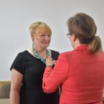 Wręczenie medalu za długoletnia służbę, Na zdjęciu: Barbara Cedro, Agata Wojtyszek - wojewoda świętokrzyski / Radio Kielce