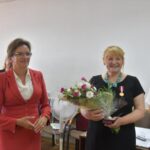 Wręczenie medalu za długoletnia służbę, Na zdjęciu: Barbara Cedro, Agata Wojtyszek - wojewoda świętokrzyski / Radio Kielce