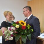 Wręczenie medalu za długoletnia służbę, Na zdjęciu: Barbara Cedro, Sławomir Kopacz - wójt Bielin / Radio Kielce