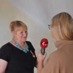 Wręczenie medalu za długoletnia służbę, Na zdjęciu: Barbara Cedro / Radio Kielce