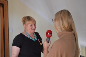 Wręczenie medalu za długoletnia służbę, Na zdjęciu: Barbara Cedro / Radio Kielce