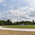 Radoszyce. Bieżnia jeszcze przed ostatnim etapem inwestycji, czyli przed wylaniem nawierzchni tartanowej. / Magda Galus-Klusek / Radio Kielce