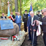 Uroczystości upamiętniające 75. rocznicę powołania Brygady Świętokrzyskiej NSZ. Monument odsłonił kombatant Mieczysław Matuszczyk (trzeci z prawej) / Magdalena Galas-Kusek / Radio Kielce
