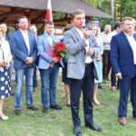 Piknik PiS. Pierwsza z lewej: Maria Zuba - poseł PiS, trzeci z lewej: Bartłomiej Dorywalski - wicewojewoda świętokrzyski, Andrzej Pruś - przewodniczący Sejmiku Województwa Świętokrzyskiego, z tyłu: Anna Krupka - wiceminister sportu i turystyki, Artur Konarski - radny Sejmiku Województwa Świętokrzyskiego / Magdalena Galas-Klusek / Radio Kielce