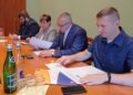 Spotkanie związkowców z MPK i władz Kielc. Druga z lewej: Danuta Papaj, trzeci z lewej: Arkadiusz Kubiec - zastępcy prezydenta Kielc, czwarty z lewej: Konrad Trela - ZTM / Mateusz Kaczmarczyk / Radio Kielce