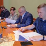 Spotkanie związkowców z MPK i władz Kielc. Druga z lewej: Danuta Papaj, trzeci z lewej: Arkadiusz Kubiec - zastępcy prezydenta Kielc, czwarty z lewej: Konrad Trela - ZTM / Mateusz Kaczmarczyk / Radio Kielce