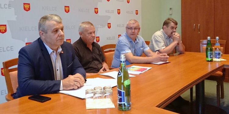 Spotkanie związkowców z MPK z władzami Kielc. Na pierwszym planie Bogdan Latosiński / Mateusz Kaczmarczyk / Radio Kielce