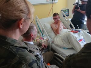 Żołnierze z Centrum Przygotowań do Misji Zagranicznych odwiedzili dzieci przebywające w Wojewódzkim Szpitalu Zespolonym w Kielcach / Mateusz Kaczmarczyk / Radio Kielce