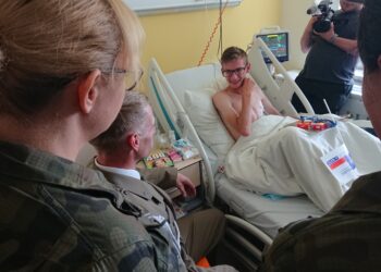 Żołnierze z Centrum Przygotowań do Misji Zagranicznych odwiedzili dzieci przebywające w Wojewódzkim Szpitalu Zespolonym w Kielcach / Mateusz Kaczmarczyk / Radio Kielce