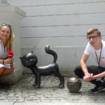 Łódź. Bajkowe lato z Radiem Kielce. Na zdjęciu: Ewa Pociejowska-Gawęda i Michał Kita przed wejściem do Muzeum Kinematografii / Radio Kielce