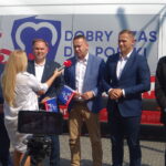 PiS-bus w Jędrzejowie. Na zdjęciu od lewej: Artur Konarski - radny sejmiku, Marek Kwitek - poseł, Michał Cieślak - poseł, Tomasz Puchrowicz - kandydat do Sejmu, Maksymilian Ślusarczyk - kandydat do Sejmu / Ewa Pociejowska-Gawęda / Radio Kielce