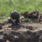 Niewybuchy i niewypały znalezione pod budowaną drogą w Lipniku / Michał Kita / Radio Kielce