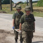 Niewybuchy i niewypały znalezione pod budowaną drogą w Lipniku / Michał Kita / Radio Kielce