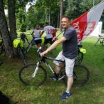 Zagnańsk. Rajd rowerowy szlakiem Brygady Świętokrzyskiej Narodowych Sił Zbrojnych. Na zdjęciu: Mirosław Gębski - starosta kielecki / Izabela Mortas / Radio Kielce