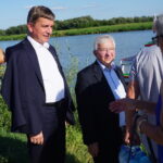 Piknik rodzinny Prawa i Sprawiedliwości. Rejs statkiem po Wiśle. Od lewej: Andrzej Pruś, przewodniczący Sejmiku Województwa Świętokrzyskiego i Krzysztof Lipiec - poseł PiS / Michał Kita / Radio Kielce