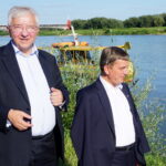 Piknik rodzinny Prawa i Sprawiedliwości. Rejs statkiem po Wiśle. Od lewej: Krzysztof Lipiec - poseł PiS i Andrzej Pruś, przewodniczący Sejmiku Województwa Świętokrzyskiego / Michał Kita / Radio Kielce