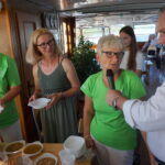 Piknik rodzinny Prawa i Sprawiedliwości. Rejs statkiem po Wiśle. Z prawej: Marek Kwitek - poseł PiS / Michał Kita / Radio Kielce