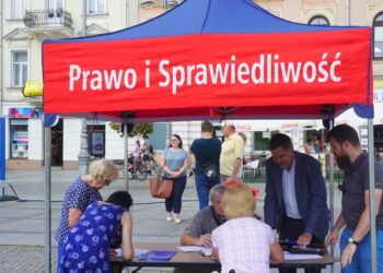 Na Placu Artystów w Kielcach przedstawiciele miejskich struktur Prawa i Sprawiedliwości zbierali podpisy potrzebne do rejestracji list wyborczych do Sejmu i Senatu. / Michał Kita / Radio Kielce