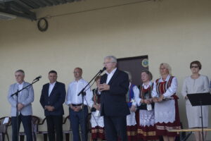 "Lato z rodziną". Piknik PiS w Skarżysku Kościelnym. Andrzej Bętkowski – marszałek województwa świętokrzyskiego, Andrzej Kryj - poseł PiS, Piotr Wawrzyk - wiceminister spraw zagranicznych, Krzysztof Lipiec – poseł PiS, Maria Zuba - poseł PiS / Michał Kita / Radio Kielce