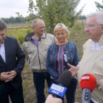 Wizyta w gospodarstwie pasiecznym Janusza Stanika w Skroniowie. Od lewej: Artur Konarski - radny sejmiku województwa, Janusz Stanik, Maria Barańska - wicestarosta powiatu jędrzejowskiego, Janusz Stanik, Krzysztof Lipiec - poseł PiS / Michał Kita / Radio Kielce