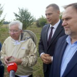 Wizyta w gospodarstwie pasiecznym Janusza Stanika w Skroniowie. Od lewej: Maria Barańska - wicestarosta powiatu jędrzejowskiego, Krzysztof Lipiec - poseł PiS, Tomasz Puchrowicz - członek zarządu powiatu jędrzejowskiego, Marek Kwitek - poseł PiS / Michał Kita / Radio Kielce