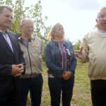 Wizyta w gospodarstwie pasiecznym Janusza Stanika w Skroniowie. Od lewej: Artur Konarski - radny sejmiku województwa, Janusz Stanik, Maria Barańska - wicestarosta powiatu jędrzejowskiego, Krzysztof Lipiec - poseł PiS / Michał Kita / Radio Kielce