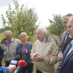 Wizyta w gospodarstwie pasiecznym Janusza Stanika w Skroniowie. Od lewej: Artur Konarski - radny sejmiku województwa, Janusz Stanik, Maria Barańska - wicestarosta powiatu jędrzejowskiego, Krzysztof Lipiec - poseł PiS, Tomasz Puchrowicz - członek zarządu powiatu jędrzejowskiego, Marek Kwitek - poseł PiS / Michał Kita / Radio Kielce